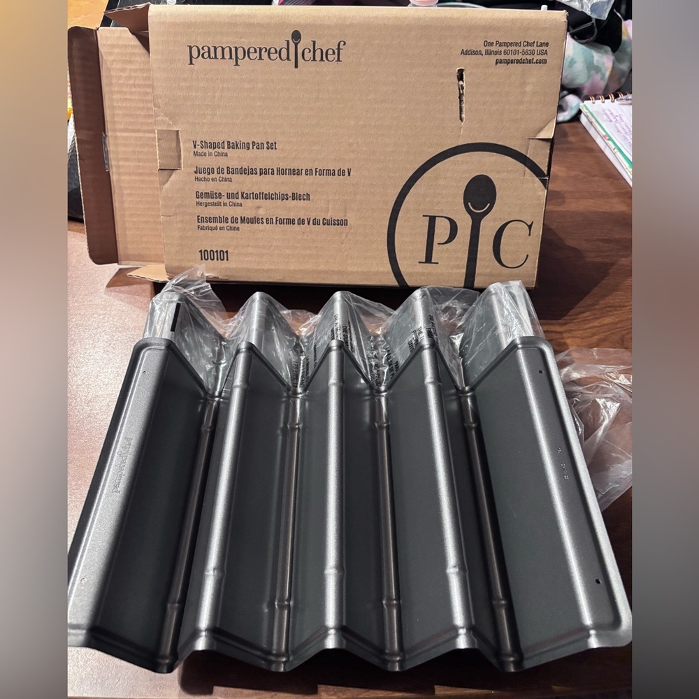 New Pampered Chef V-Shaped Baking Pan Set with Box